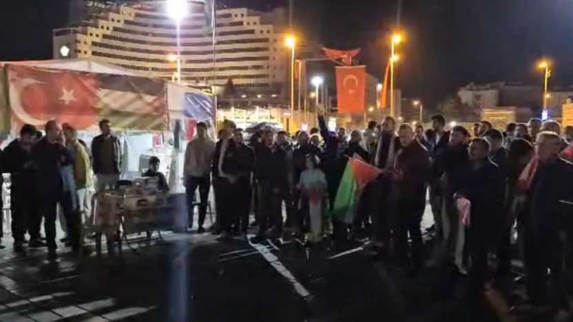 Sumud'un ablukasını protesto için meydanlara inildi