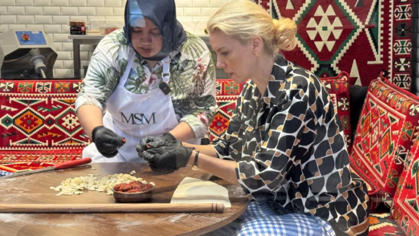Sunucu Pelin Çift, Kayseri Mutfak Sanatları Merkezi'nde Mantı Doldurdu