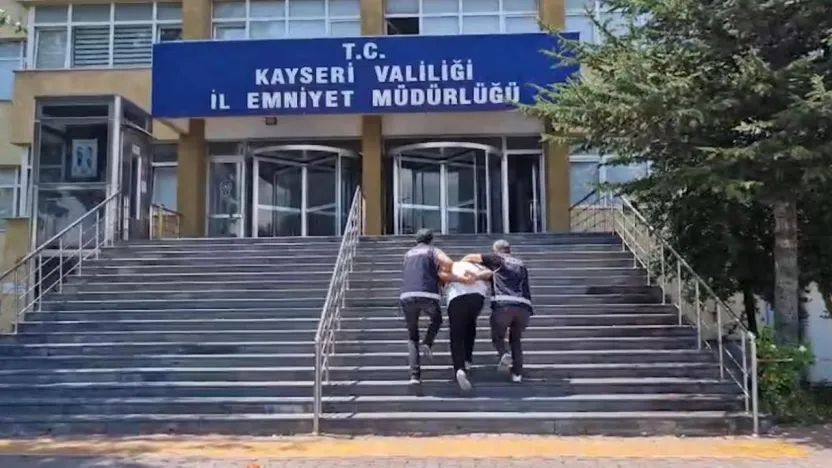 Şüphelenilerek durdurulan araçtan kaçak tütün ve elektronik sigara çıktı
