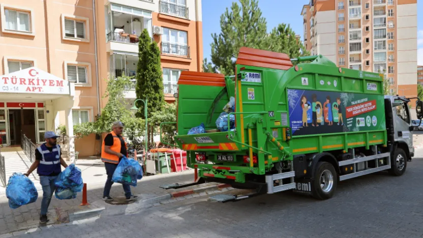 Talas Belediyesi'nden Çevre Dostu Yenilik: Sıkıştırmalı Geri Dönüşüm Aracı