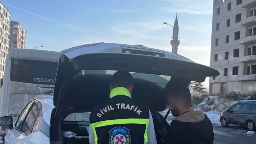 Trafiği tehlikeye sokan araç sürücüsüne 47 bin lira ceza