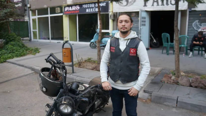 Trafikte nereden geldiği fark edelmeyen motorlular