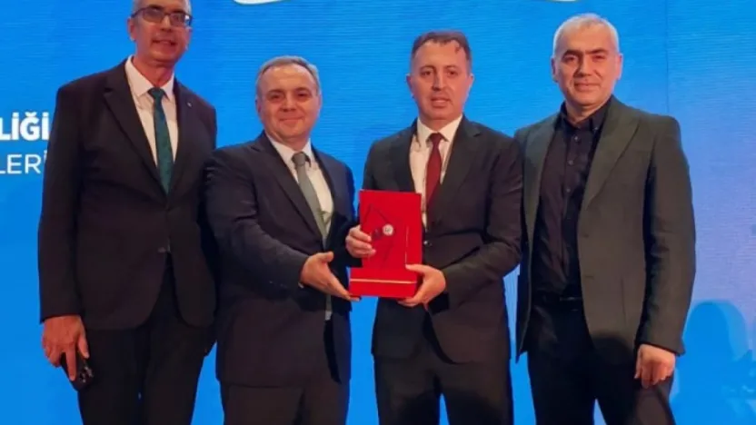 Türk Eczacıları Birliği 2025 Bilim Ödülü'nü ERÜ'lü akademisyene verdi