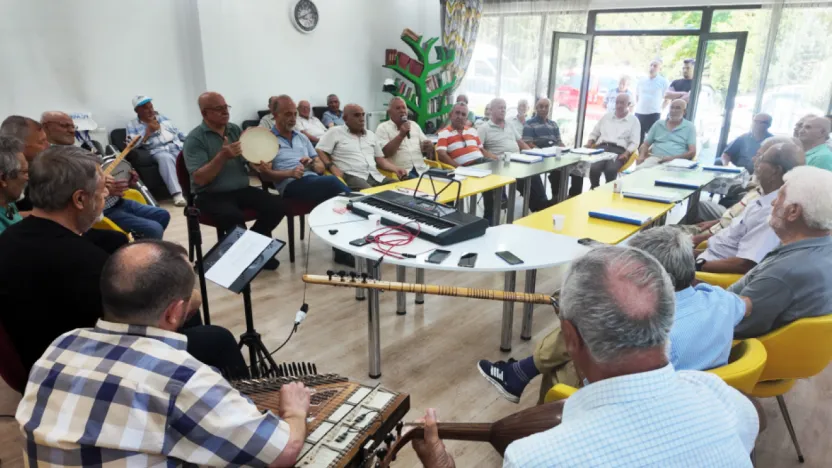 Ulu Çınarlar Korosu: Geçmişi Türkülerle Yaşatıyor