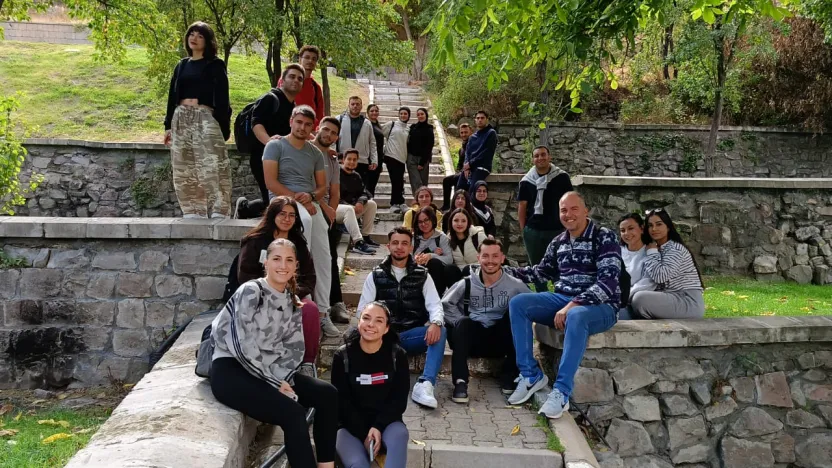 Üniversite öğrencilerinden çevre temizliği ve doğa yürüyüşü