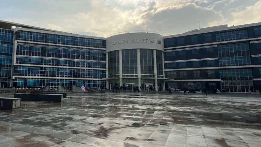 Uyuşturucu sanığı: 'Kafe sahibi madde götürmem için bana para verdi'