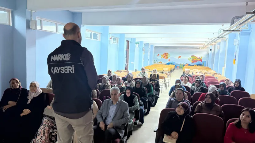 Uyuşturucuyu evde kullanan her 2 gençten 1'ini ilk anne fark ediyor