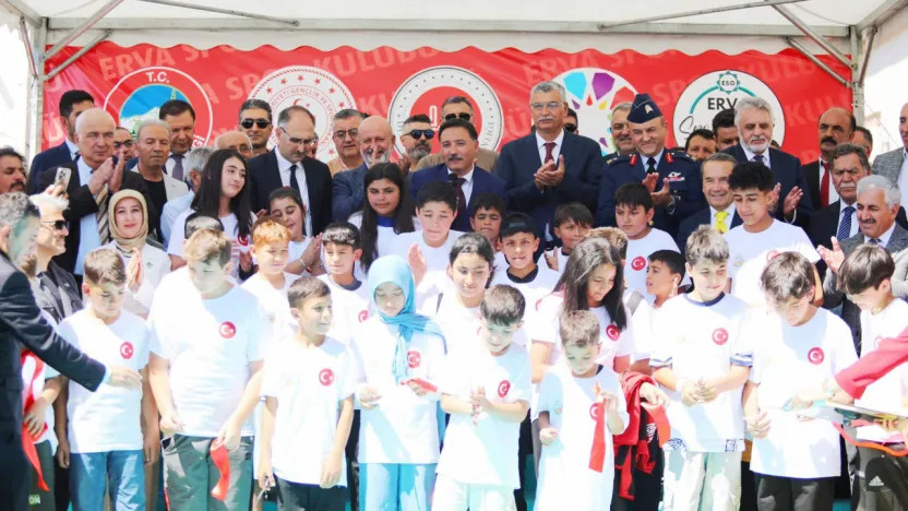 Vali Çiçek, 'ERVA spor okulları sadece Kayseri'de değil, tüm Türkiye'de çığ gibi olacak'