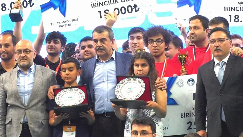 Vali Çiçek: 'Gençlerimiz, memleket sevdalarını, robotlarla yarıştırdılar'
