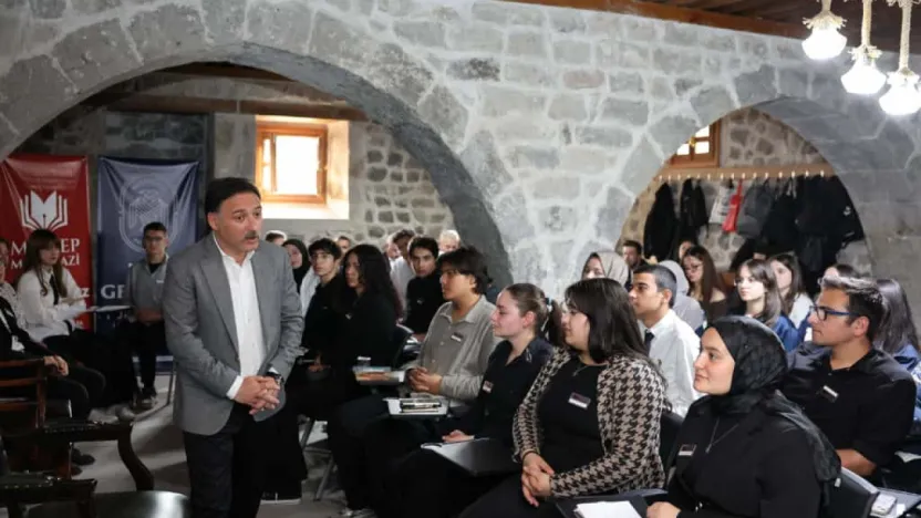 Vali Çiçek, Mektep Melikgazi Sosyal Bilimler Akademisi'ni ziyaret etti