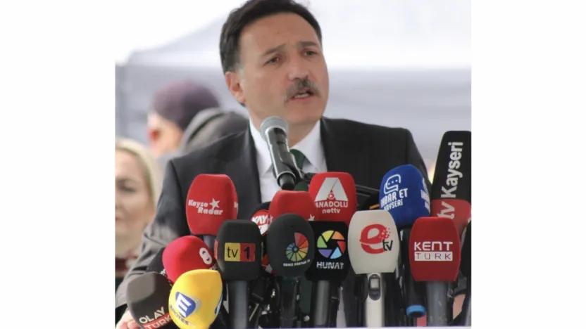 Vali Çiçek: 'Soğuğa ve yağmura rağmen Cumhuriyet'in 102'nci yılı coşkuyla kutladı'