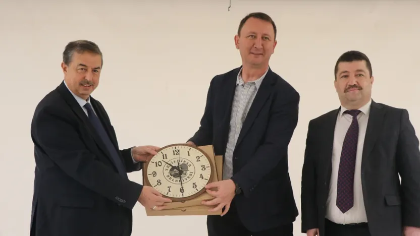 Yeşilhisar Belediye Başkanı Taşyapan, okullara saat hediye etti