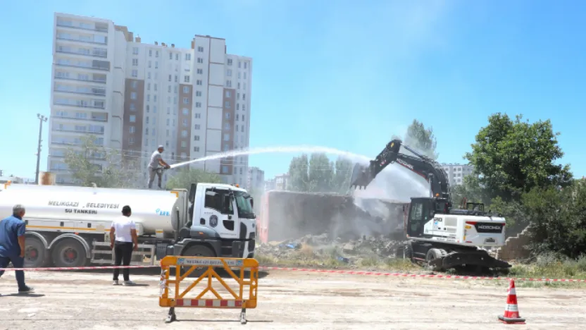 Yıldırım Beyazıt Mahallesi'nde Gecekondular Yıkılıp Park Yapılıyor