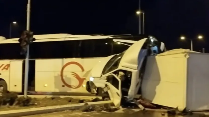 Yolcu otobüsüyle kamyonetin karıştığı kazada 5 kişi yaralandı