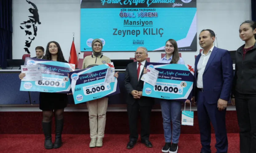 582 Gencin Katıldığı Şiir Okuma Yarışması'nın Ödülleri Verildi