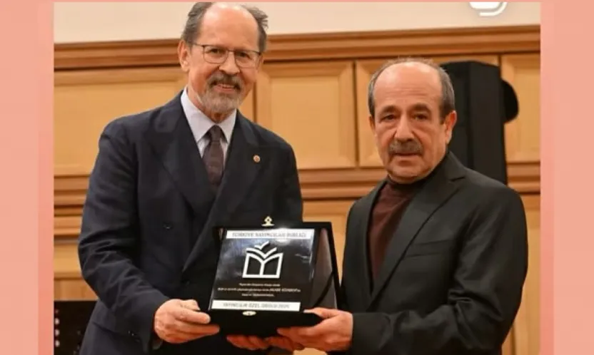 Akabe Kitabevi'ne 2025 Yayıncılık Özel Ödülü Tebriği