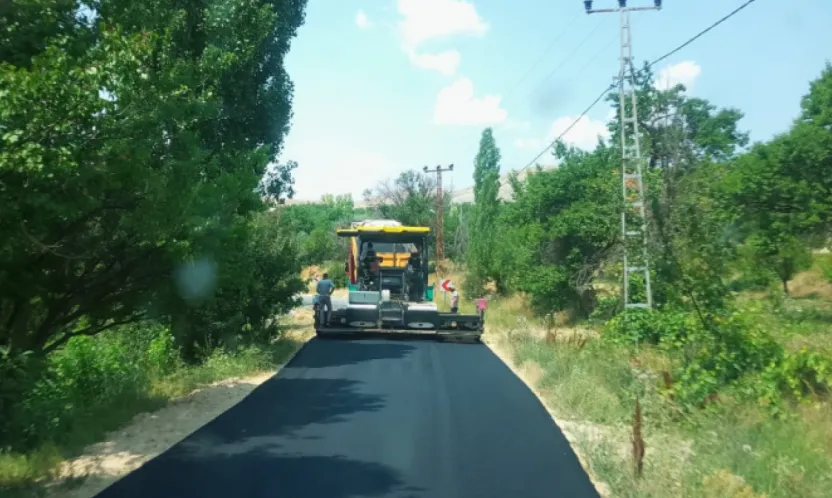 Akkışla'da 1500 metrelik sıcak asfalt çalışması