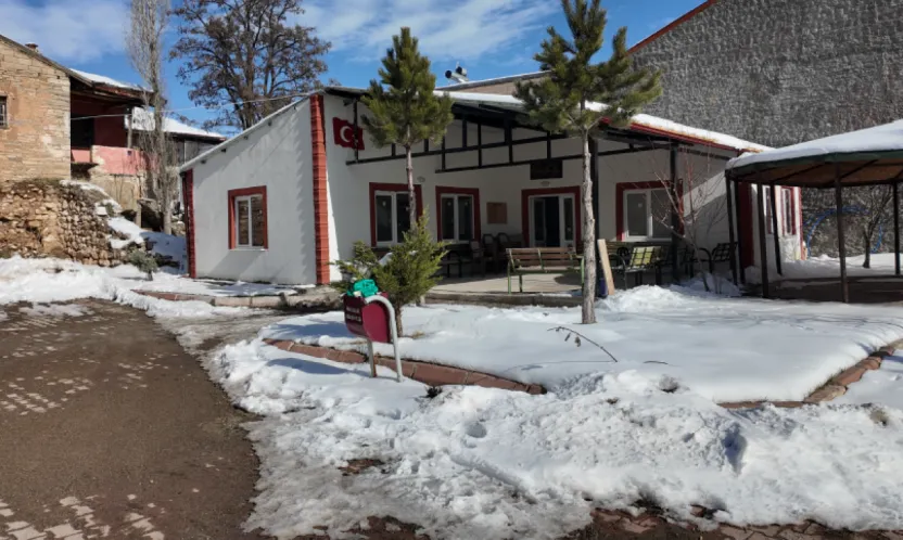 Akkışla Taziye Evi ve Halı Sahası'nı Büyükşehir Onardı