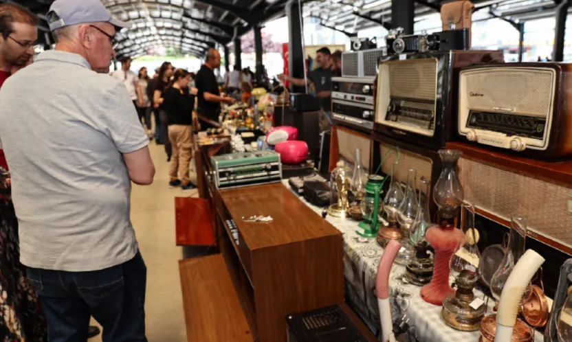 Antikacılar, her zamanki gibi aynı yerde