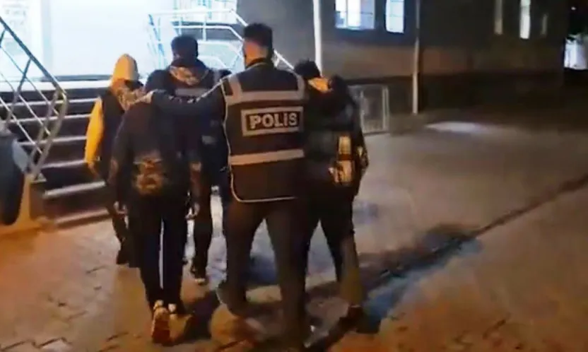 Asri mezarlıkta kuru sıkı tabanca sıkan 4 çocuk yakalandı