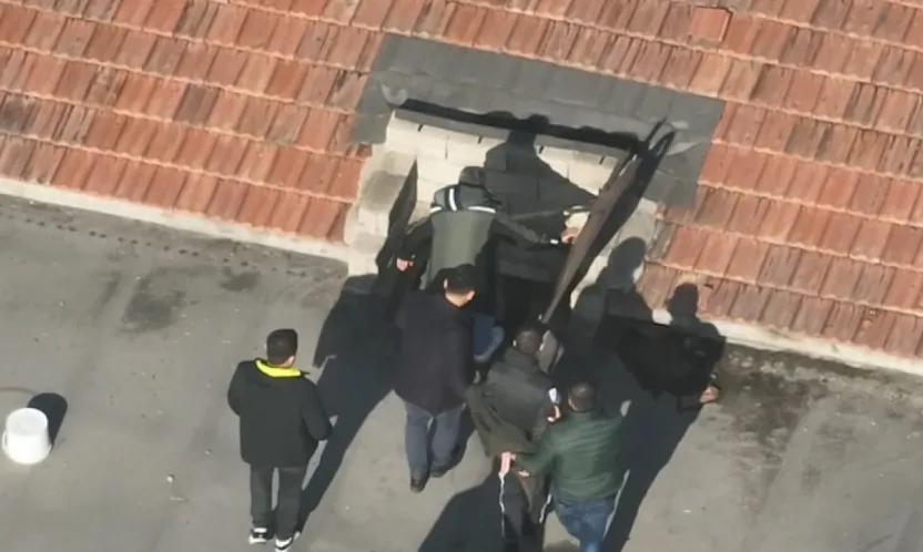 Babasını bıçaklayarak öldüren şüpheli, işyeri çatısında yakalandı