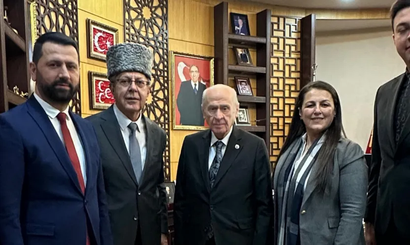 Bahçeli'ye Çerkes Kılıcı Şaşka Takdim Edildi: Oğuz Berk'ten 'Terörsüz Türkiye' Vurgusu