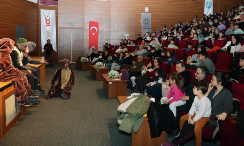 Başkan Amca'dan Çocuklara Karne Hediyesi Tiyatro Şöleni