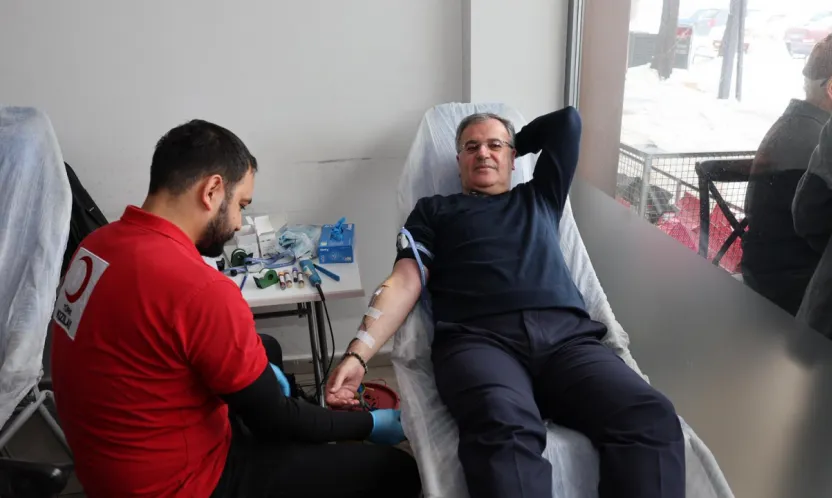 Başkan Özdoğan, Kızılay'a kan bağışı yapıp çağrıda bulundu