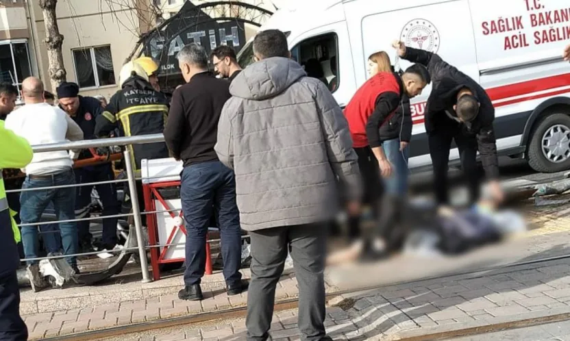 Beyazşehir'de otomobil karşıdan karşıya geçen yayalara çarptı: 3 Yaralı