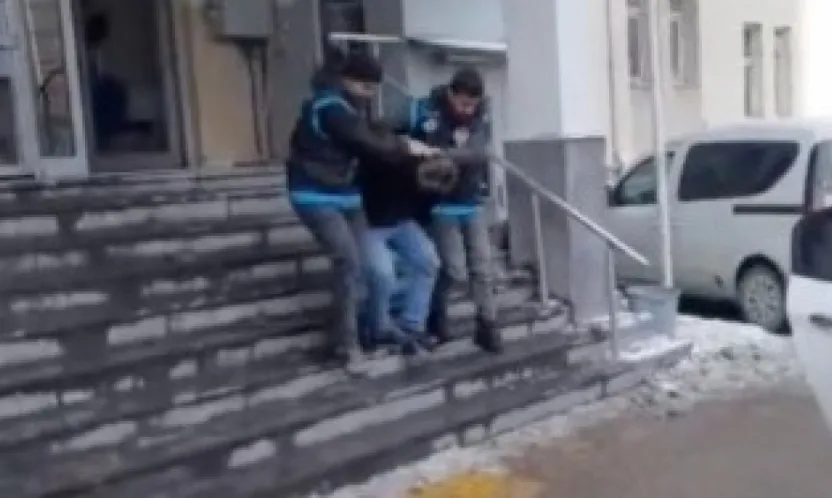Bıçakla kasten öldürme olayının şüphelisi suç aleti ile yakalandı