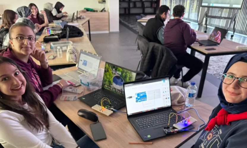 Bilişim Akademis'nde Öğretmen Adaylarına Robotik Kodlama Eğitimi