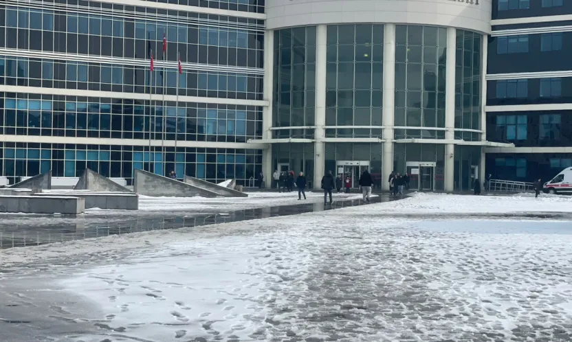 Bir kişinin av tüfeği ile yaralandığı komşu kavgasının sanığını hakim karşısına çıktı