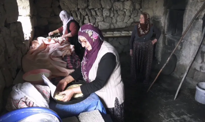 Bu köyde Ramazan öncesi imece usulüyle ekmek yapılıyor