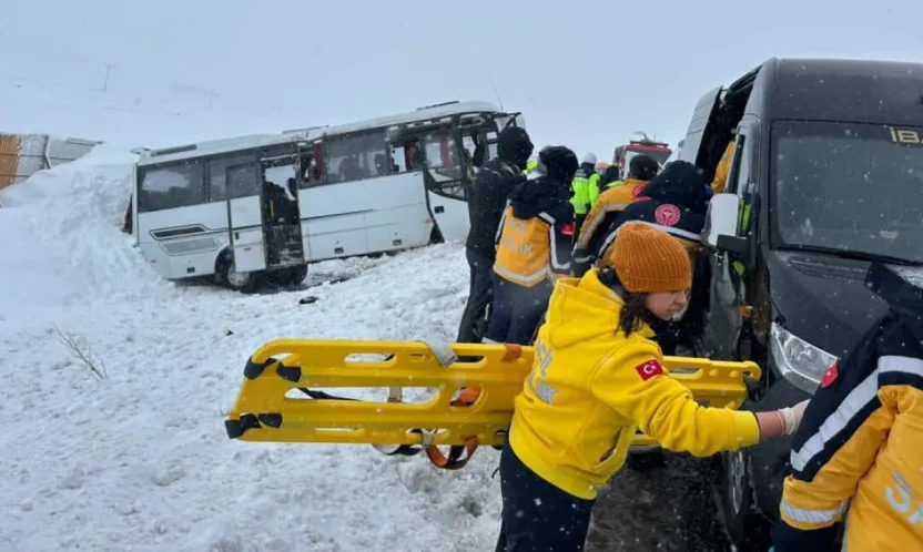 Cenazeye gidenleri taşıyan araç devrildi: 22 kişi yaralandı