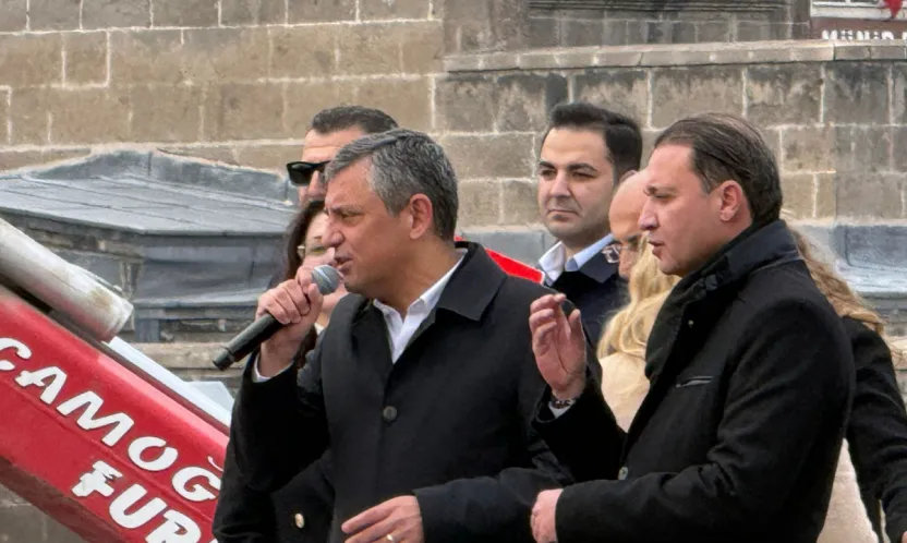 CHP Genel Başkanı Özel, 'Onlar afişleri toplar biz meydanı toplarız'