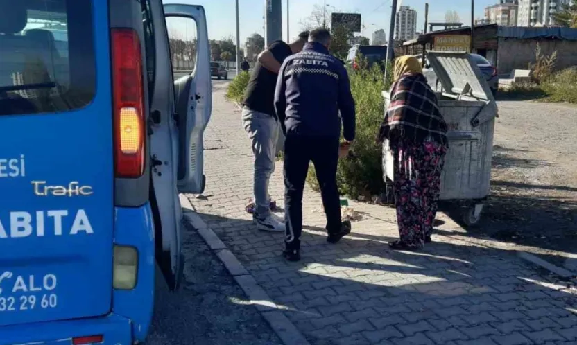 Çöp kenarında duygu sömürüsüne karşı uyarı