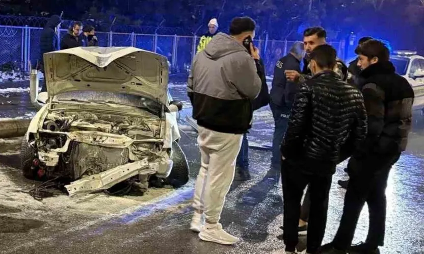 'Cumburlop' Kazası: Genç Sürücü Refüjü Aştı, Otomobil Pert Oldu