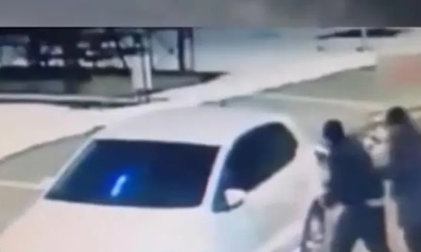 Dükkanın camlarını kıran ve bir aracın tekerlerini kesen 2 kişi yakalandı