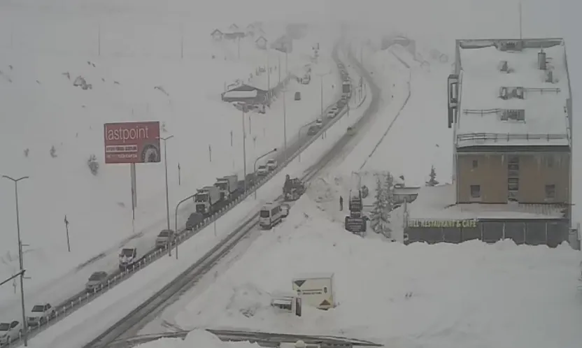 Erciyes'de yollar trafiğe kapalı