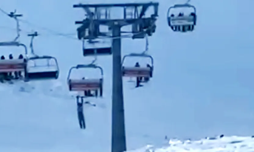 Erciyes'te yürekler ağza geldi: Telesiyeje asılı genç yere çakıldı