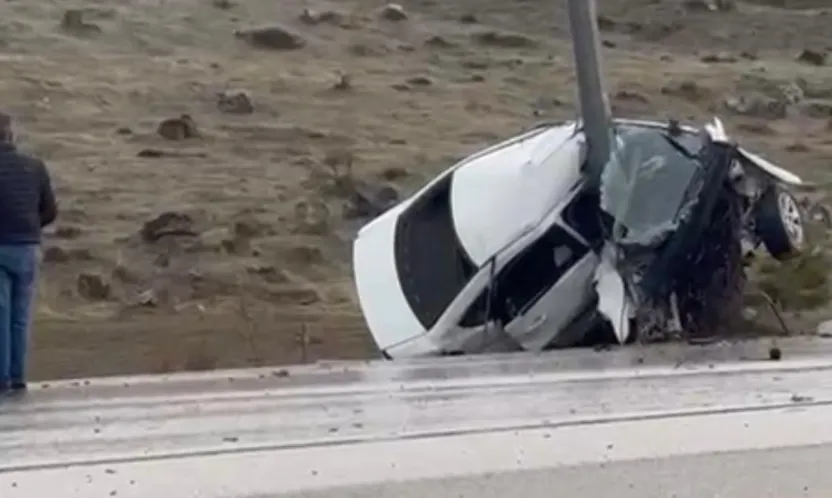 Erciyes Yolunda Korkunç Kaza: Direğe çarpan araç ikiye katlandı