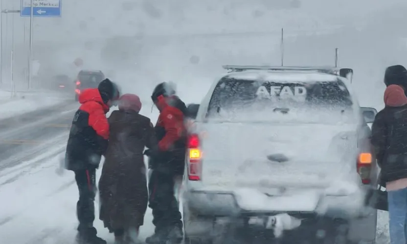 Erciyes yolunda mahsur kalan araçlara AFAD ekipleri müdahale etti