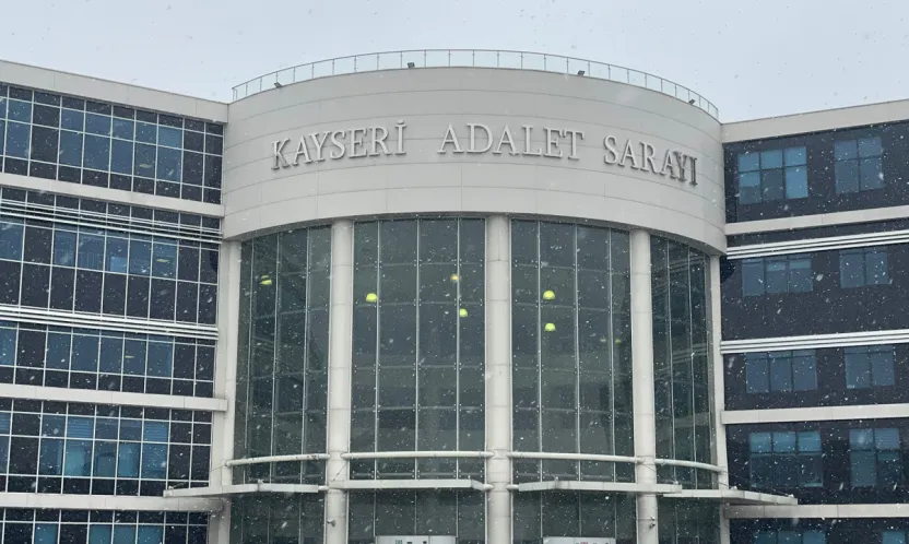 Eşini maket bıçağı yaralayan sanığın yargılanmasına devam edildi