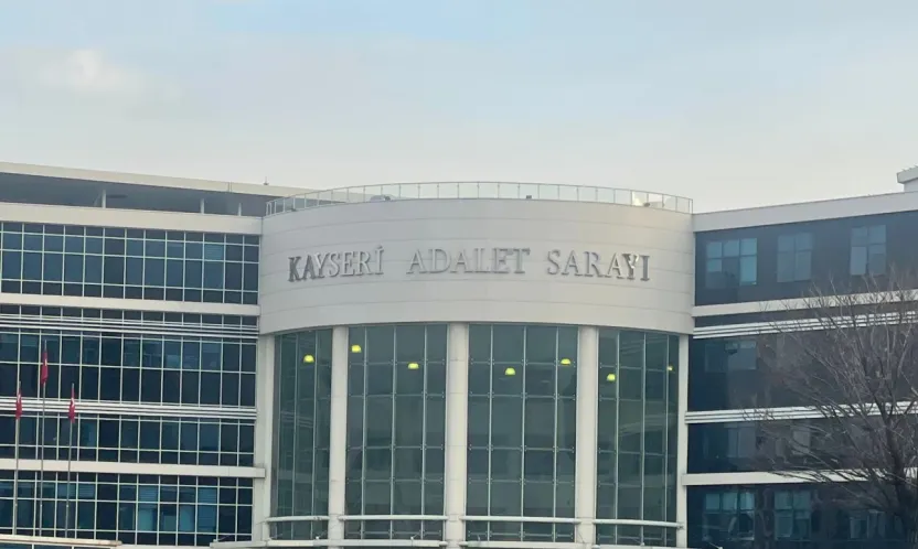 Eski komşusunu silahla yaralayan kadının yargılanmasına başlandı