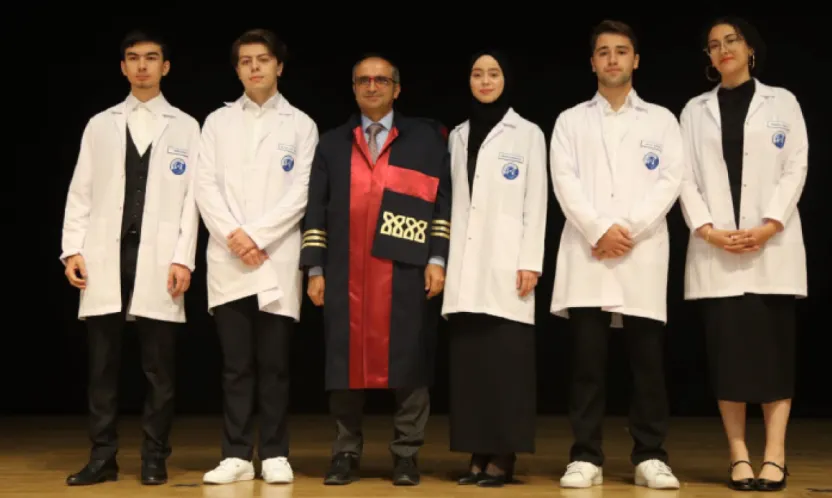 Genç doktor adayları önlüklerini törenle giydi