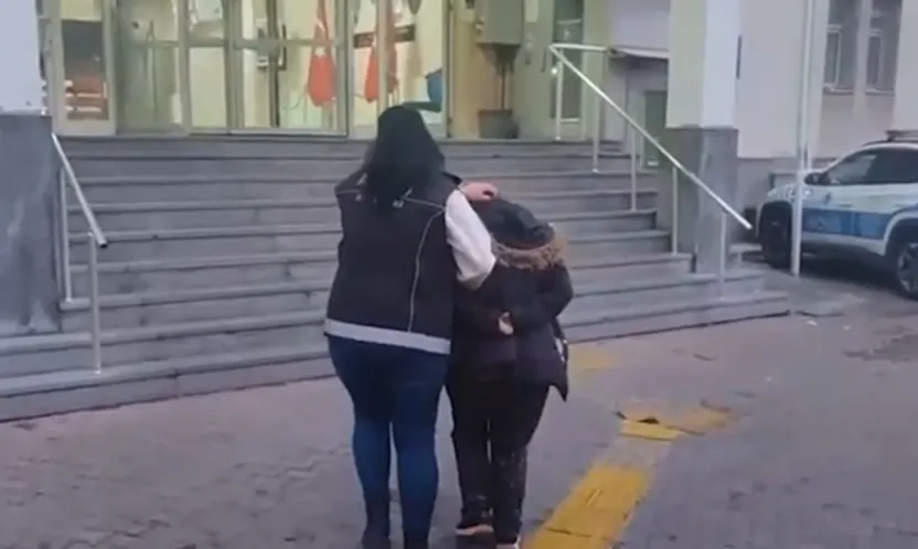 Hırsızlık suçundan aranan kadın yakalandı