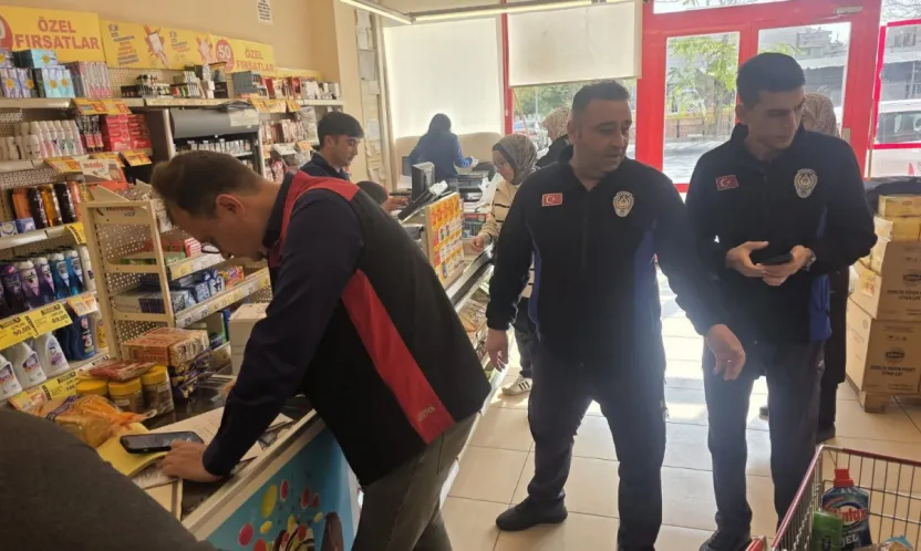 İncesu'da market denetimi: Son kullanma tarihi geçmiş çok sayıda ürün ele geçirildi