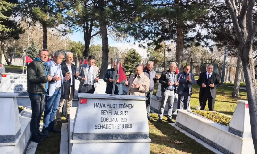 İYİ Partililer kartal Şehitliğini Ziyaret Etti