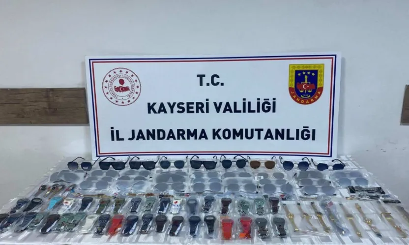 Jandarma, gümrüksüz 60 saat ve 34 güneş gözlüğü ele geçirdi