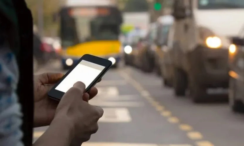 Jandarma uyardı: Yürürken ve araç sürerken cep telefonu ile ilgilenmek, kazalara davetiye çıkarabilir